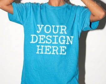 Mockup di t-shirt SAPPHIRE Comfort Colors C1717 / Mockup di t-shirt CC 1717 / Modella femminile realistica in studio / Mockup di maglietta oversize alla moda da donna