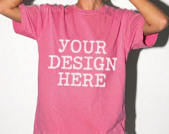 Comfort Colors C1717 Crunchberry Tshirt Mockup | CC 1717 T-Shirt Mock-up | Realistisches Studio weibliches Modell | Trendiges übergroßes Frauen-Shirt