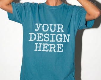 Mockup di t-shirt Comfort Colors C1717 TOPAZ BLUE / Mockup di t-shirt CC 1717 / Modella femminile realistica in studio / Mockup di maglietta oversize da donna alla moda