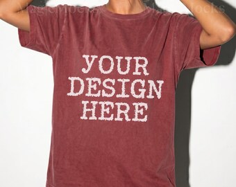 Mockup di t-shirt BRICK Comfort Colors C1717 / Mockup di t-shirt CC 1717 / Mockup di t-shirt oversize alla moda con modella femminile in studio realistico