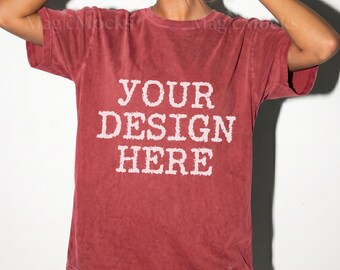Comfort Colors C1717 Crimson Tshirt Mockup, CC 1717 T-Shirt Mock-up, realistisches Studio weibliches Modell, trendiger übergroßer Frauen-Shirtkleid-Mockup