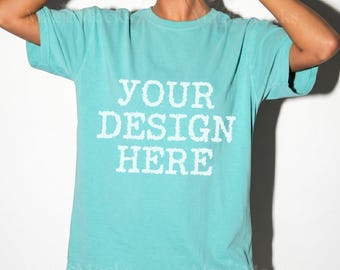 Comfort Colors C1717 Chalky Mint Tshirt Mockup, CC 1717 T-Shirt Mock-up, realistisches Studio weibliches Modell, trendiges übergroßes Frauen-Shirt