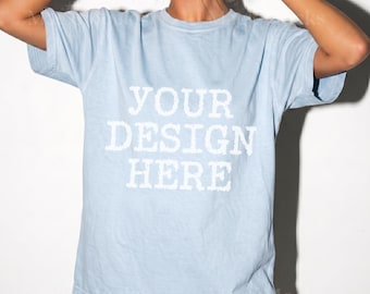 Comfort Colors C1717 Chambray Tshirt Mockup, CC 1717 T-Shirt Mock-up, realistisches Studio weibliches Modell, trendiges übergroßes Frauen-Shirtkleid-Mockup