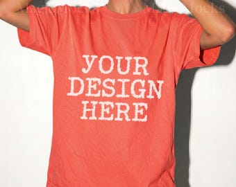 Mockup di t-shirt Comfort Colors C1717 color salmone brillante / Mockup di t-shirt CC 1717 / Modello femminile realistico in studio, maglietta oversize alla moda da donna