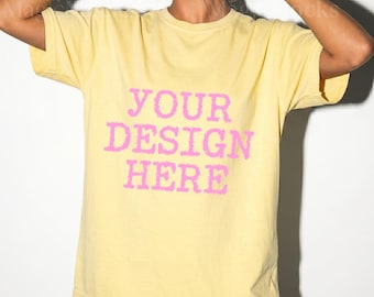 Comfort Colors C1717 Butter Tshirt Mockup, CC 1717 T-Shirt Mock-up, realistisches Studio weibliches Modell, trendiges übergroßes Frauen-Shirtkleid-Mockup