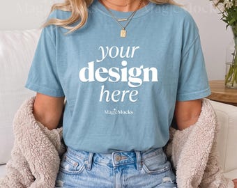 Paquete de maquetas de camisetas Comfort Colors C1717 color azul hielo / Maqueta de camiseta CC 1717 para modelo femenina / Camiseta acogedora de estilo de vida bohemio y moderno para otoño