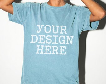 ICE BLUE Comfort Colors C1717 Tshirt Mockup | CC 1717 T-Shirt Mock-up | Realistisches Studio weibliches Modell | Trendy Oversized Frauen Shirt Mock