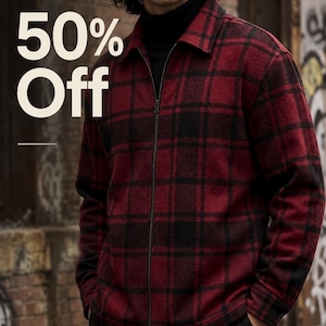 Puede incluir: Una chaqueta con cremallera a cuadros rojos y negros con un cuello alto negro. La chaqueta tiene un estilo clásico de leñador. La imagen incluye el texto "50% Off" en blanco.