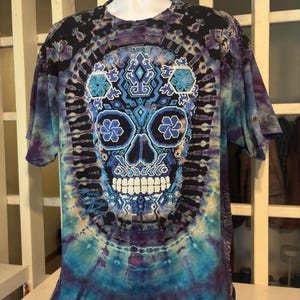 T-shirt unisexe XL à motif tête de mort tie-dye inversé, style artistique pour Halloween et le Jour des Morts.
