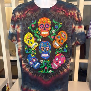 T-shirt unisexe XL à motif tête de mort tie-dye inversé, style artistique pour Halloween et le Jour des Morts.