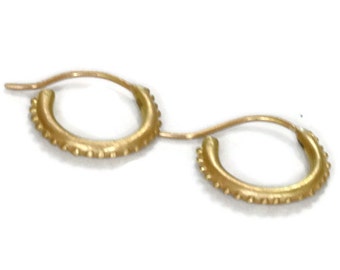 Massivgold Hoop Ohrringe Kleine Gold Creolen 18K Huggie Ohrringe mit Perlengranulierung Artisan Handmade von Sheri Beryl