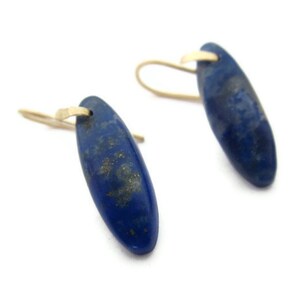 Blaue Lapis Ohrringe, Lapis Schmuck, Blauer Stein Ohrringe, Oval Lapis Lazuli Cabochon Tropfen Handarbeit von Sheri Beryl