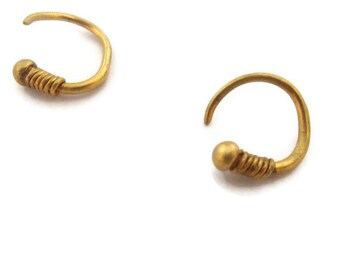 Orecchini a cerchio Huggie in oro per uomo, piccoli, in oro 14 carati, orecchini unici realizzati artigianalmente a mano da Sheri Beryl