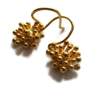 Boucles d’oreilles or massif 18 carats, Starburst petits pendants d’oreilles, boucles d’oreilles fleur d’or, Artisan à la main par Sheri béryl