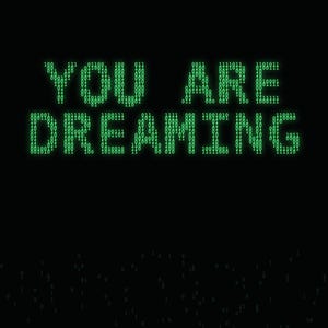 Peut inclure: Un graphique numérique noir présentant le texte YOU ARE DREAMING dans une police pixelisée vert vif. Les lettres sont composées de séquences de code binaire de uns et de zéros, sur un fond sombre rempli de chiffres binaires dispersés.