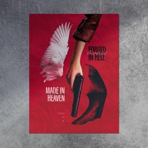 Può includere: Un poster rosso con una mano che impugna una pistola nera. A sinistra c'è un'ala di uccello bianca e a destra un'ala di pipistrello scura. Il testo recita FORGED IN HELL e MADE IN HEAVEN, con RESURRECTION, VERONICA e 2017 in basso.