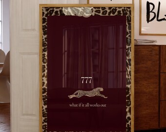 Peut inclure: Une affiche murale rectangulaire dans un cadre en bois clair avec un fond bordeaux profond et une bordure à motif léopard. Le centre présente le nombre 777, un dessin de guépard en course et le texte what if it all works out.