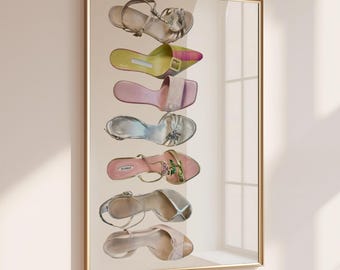 Peut inclure: Une impression murale verticale encadrée présentant une collection de sept sandales à talons hauts distinctes disposées en colonne. Les chaussures présentent diverses teintes métalliques, roses, jaunes et neutres, avec des designs variés.