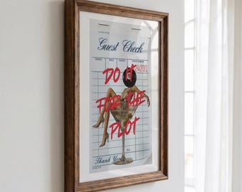 Décoration murale « Do It for the Plot », collage de verres à martini 8 Ball, écriture rouge, fond vintage avec fiche d'invités, décor maximaliste, sans cadre