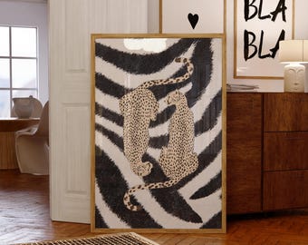 Peut inclure: Une impression d'art murale encadrée rectangulaire représentant deux guépards tachetés sur un fond à rayures zébrées noir et blanc. L'œuvre est insérée dans un cadre en bois clair, mettant en valeur un motif animalier à fort contraste.