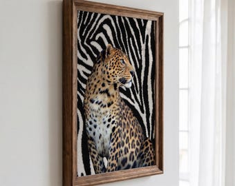 Peut inclure: Une œuvre d'art murale rectangulaire dans un cadre en bois de ton moyen, présentant une impression haute résolution d'un léopard assis sur un fond de rayures zébrées noires et blanches. Le léopard est représenté de profil, tourné vers la droite.