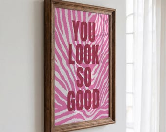 Décoration murale « You Look So Good », typographie bordeaux audacieuse, fond à rayures zébrées roses, décoration de chambre féminine maximaliste, sans cadre