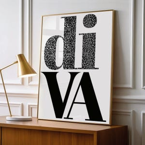Póster de letras con tipografía Diva, estampado de leopardo, decoración maximalista en blanco y negro, obra de arte moderna sin marco.