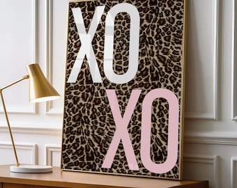 Poster XOXO con stampa leopardata, decorazione murale con tipografia rosa, arredamento alla moda, stampa animalier massimalista SENZA CORNICE