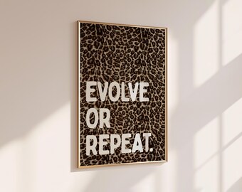 Décoration murale « Évoluer ou recommencer », typographie blanche audacieuse sur fond imprimé léopard marron, style maximaliste et inspirant pour une chambre, sans cadre.