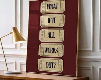 Peut inclure: Une affiche murale verticale encadrée sur fond bordeaux profond, présentant cinq tickets vintage empilés de couleur beige clair. Chaque ticket porte le texte noir WHAT, IF, IT, ALL, WORKS, OUT? avec le numéro de série 7996796.