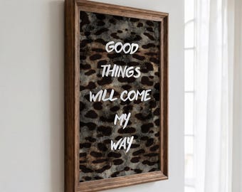 Peut inclure: Une décoration murale rectangulaire dans un cadre en bois brun foncé avec un fond à motif léopard dans des tons de noir, brun et gris. Le texte blanc indique : GOOD THINGS WILL COME MY WAY, écrit dans une police manuscrite décontractée.