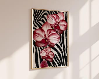 Peut inclure: Une impression d'art murale rectangulaire dans un cadre doré fin présentant un arrangement vertical de fleurs d'orchidées magenta foncé et blanches sur un fond à motif de rayures zébrées noir et blanc contrasté, fixée sur un mur neutre.