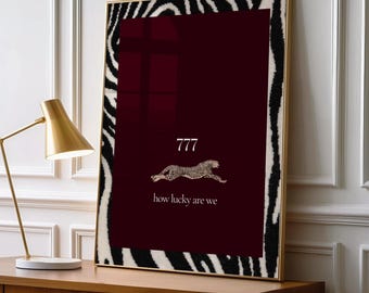 Affiche murale « 777 Lucky Quote », illustration léopard, rouge bordeaux, typographie « How Lucky Are We », décoration maximale à imprimé animal, sans cadre