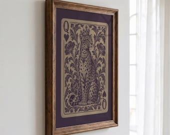 Peut inclure: Une impression d'art encadrée représentant une carte à jouer sur un fond violet foncé. L'illustration centrale montre un léopard portant une couronne et un collier, entouré de motifs floraux. La lettre Q et un cœur figurent en haut, avec un pique et la lettre Q en bas, le tout dans un cadre en bois.