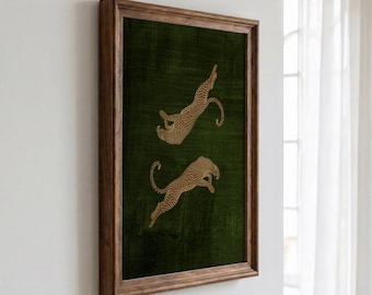 Peut inclure: Une œuvre d'art murale rectangulaire présentant deux illustrations de léopards dorés sur un fond vert foncé texturé, encadrée dans un cadre en bois marron. Les léopards sont représentés dans des positions de saut, l'un au-dessus de l'autre.