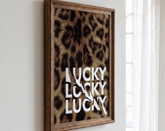Décoration murale porte-bonheur, typographie blanche audacieuse sur fond de fourrure léopard marron, motif animal maximaliste, SANS CADRE