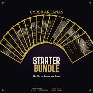 Puede incluir: Un paquete de inicio Cyber Arcanas que presenta un abanico de cartas de tarot con fondos negros y bordes dorados. El texto dice Cyber Arcanas, Starter Bundle, The Threat Landscape Tarot, Major Arcana, 32 Cards, Print-at-home, OWASP Top 10, Instant Download.