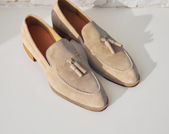 Mocasines de hombre de ante beige con borlas, hechos a mano, estilo clásico italiano.