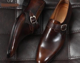 Zapatos de vestir de cuero hechos a mano con hebilla: calzado formal de estilo vintage.