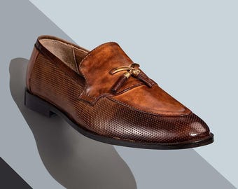 Mocasines de cuero marrón hechos a mano con borlas: Mocasines de vestir para hombre