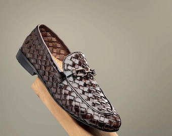 Mocasines de cuero tejido hechos a mano con detalle de herradura: Zapatos marrones sin cordones para hombre