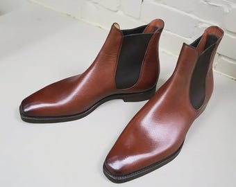 Botines Chelsea de cuero marrón hechos a mano para hombre, sin cordones.