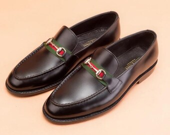 Mocasines de cuero negro para hombre con detalle de herradura – Zapatos formales hechos a mano de estilo italiano con correa verde y roja.