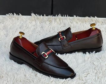 Mocasines de cuero marrón oscuro para hombre con hebilla de herradura / Calzado clásico con correa