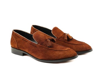 Bruine suède loafers met kwastjes: instappers heren, suède mocassins, stijlvolle vrijetijdsschoenen