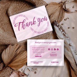 Puede incluir: Dos tarjetas de agradecimiento rosas y blancas. Una tarjeta presenta la palabra "Thank you" en cursiva con el texto "Your order made my day, I hope this package makes yours!". La otra tarjeta incluye un código de cupón e información de redes sociales.