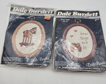 Dale Burdett CHEVAL JOUET : câlins d'ours au point de croix de 5 po. avec cadre ovale