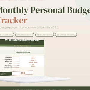 Può includere: Immagine di un prodotto digitale con il testo "Monthly Personal Budget Tracker". Include un mockup di un wedding planner con campi per dettagli come i nomi degli sposi, la data del matrimonio e il budget. Il design è nei toni del verde e del beige.