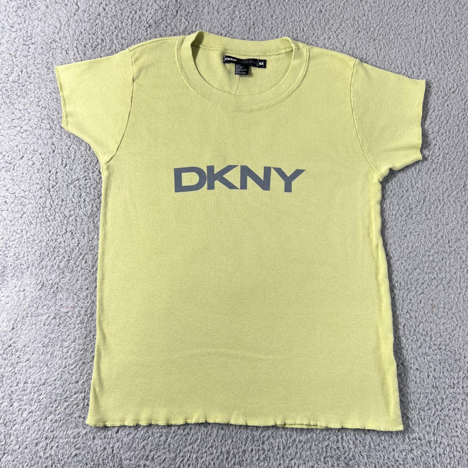 DKNY エッセンシャルズ アボカドグリーン ベビーTシャツ：90年代風リブ 