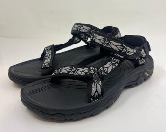 Sandali Teva Hurricane XLT da donna, taglia 8, colore nocciola, con cinturino geometrico, sportivi, da trekking, nuovi con scatola.